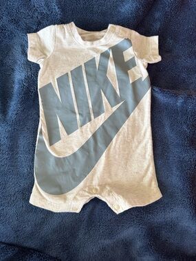 NWOT Nike Baby Newborn Bodysuit Sand Beige Swoosh Logo NB Neutral Sporty